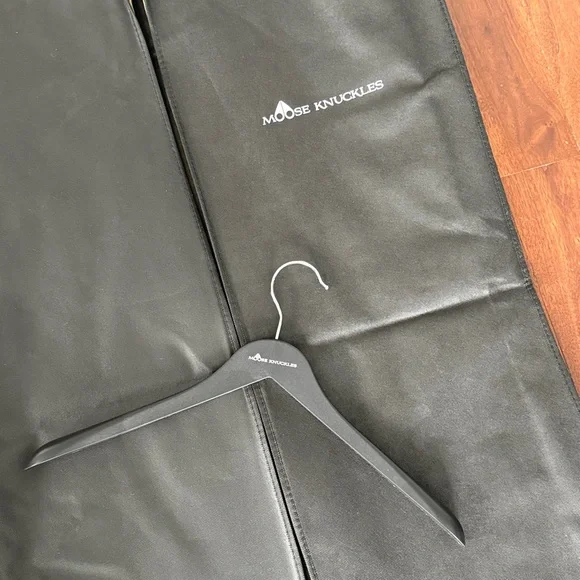 Moose Knuckles Black Travel Garment Bag with hanger - Picture 5 of 5